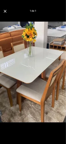 Mesa tampo laqueado + 4 cadeiras tela de ratam natural
