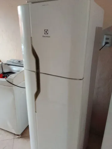 geladeira frosfree conservada completa gelando muito bom