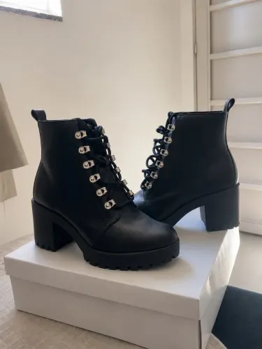 Bota Feminina Preta de Salto Grosso ?
