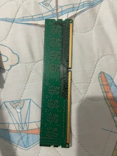 memória Kingston DDR3 de 2GB com frequência de 1333MHz.