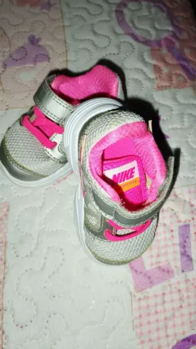 Lote de sapatinhos bebê menina pouco usado e uns novos