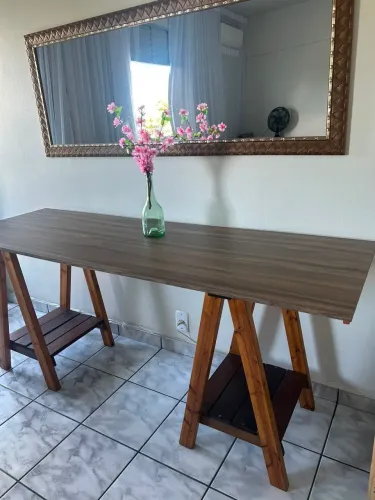 Vendo escrivaninha e espelho R$ 150 os dois