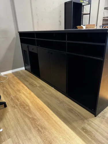 Balcão Comercial Preto com Nichos e Armários