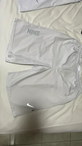 Bermuda Nike branca refletiva