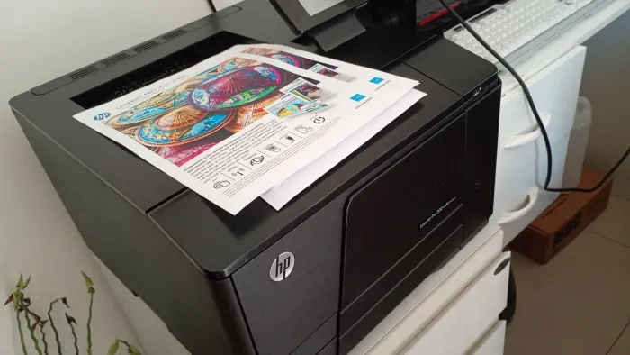 Impressora Hp LaserJet colorida