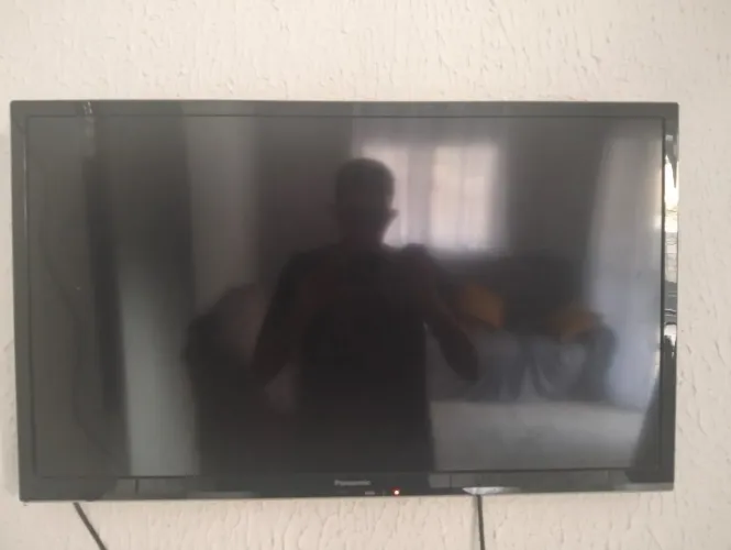 Televisão Panasonic usada em ótimo estado. Não é Smart TV.