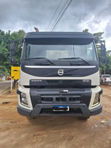 Caminhão Volvo FMX500, ano/modelo 2018/2018, caçamba, 8x4R, cabine estendida