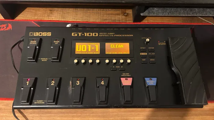 Pedaleira BOSS GT100 para guitarra em excelente condições, bag original e fonte original.