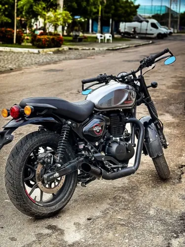 Hunter 350 com acessórios 