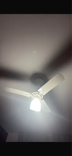 Ventilador branco com controle remoto
