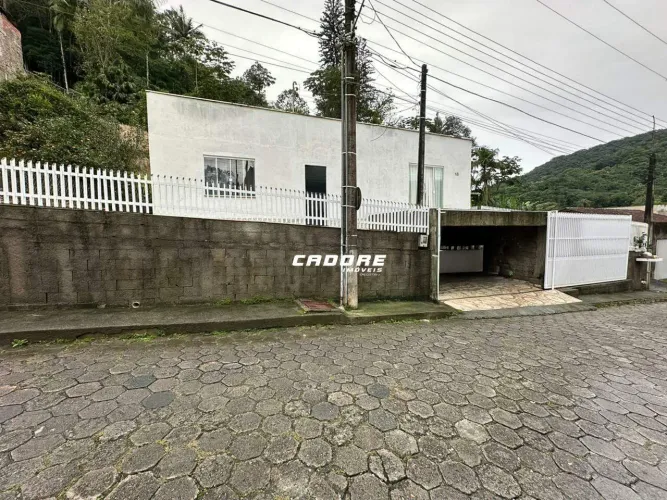 Casa com Suíte e Amplo Terreno para Locação no Bairro Ribeirão Fresco | Cadore Imóveis
