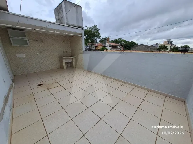 Casa assobradada com 3 quartos, sala, cozinha, banheiro, área de serviço, quintal
