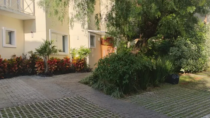 Condomínio Fechado, sobrado isolado, quintal, repleto de armários, churrasqueira- Vila São