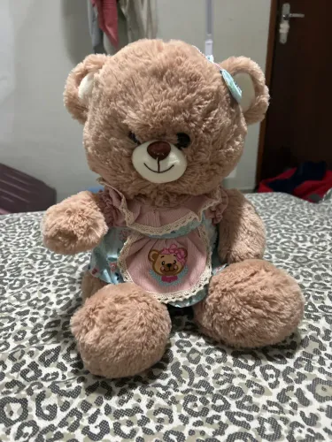 Ursinho com vestido fofo azul e rosa