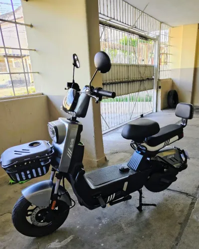 Moto elétrica, motochefe modelo Bob 
