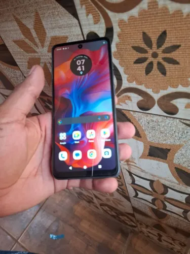 Vende se esse celular moto g04s entrego semi novo não está trincado