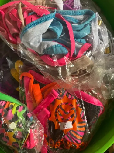 Vendo lote de moda praia adulto e infantil e acessórios de loja