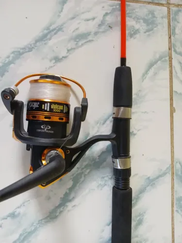 Vara de Pesca com Molinete - Excelente Estado, Pronta para Pescar