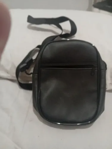 Bolsa de Lado Preta Estruturada com Aba