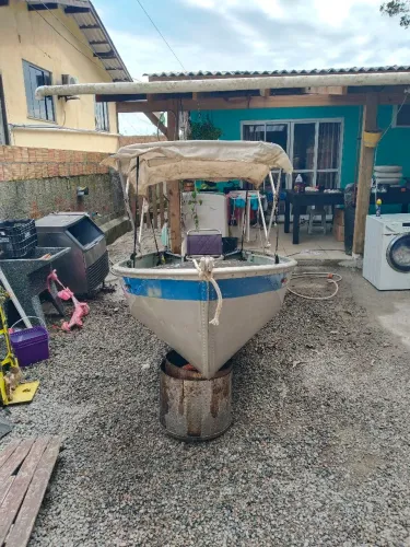 Lancha e carretinha rodoviária