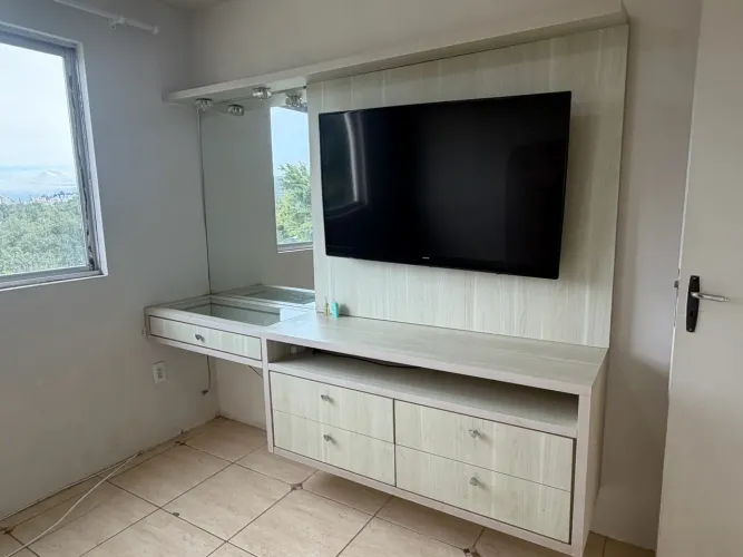 Hack suspenso com TV para quarto