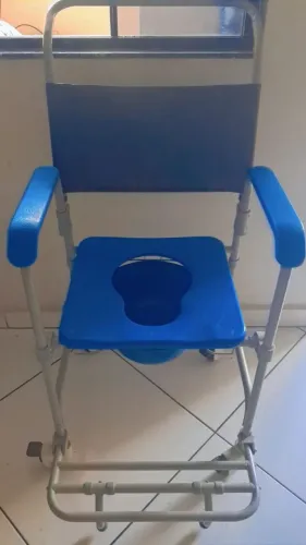 Vendo essa cadeira de banho higiênica dobrável.