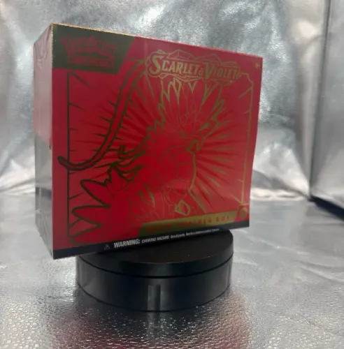 Pokémon TCG ETB Koraidon - Scarlet & Violet Base Set - Inglês Lacrada