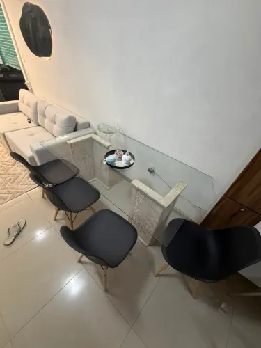 Mesa de vidro com pe de mármore