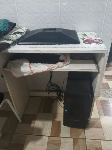 este computador vai junto com a mesa de escritório, em perfeitas condições