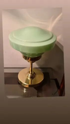ART DECO Luminária de mesa base madeira com metal dourado com cúpula opalina verde