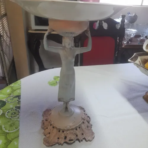 Fruteira antiga de bronze e prato de porcelana 