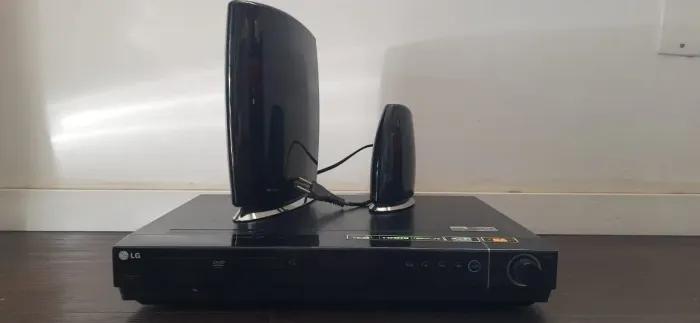 Home Theater LG HW554TH 5.1 - Subwoofer, caixa frontal, 4 torres (2 wireless) bivolt 