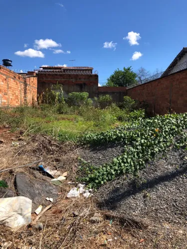 VENDE-SE UM LOTE