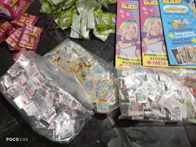 Figurinhas embalagens e caixas do chiclete Buzzy