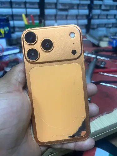 Vendo iPhone XR carcaça do 17?pro