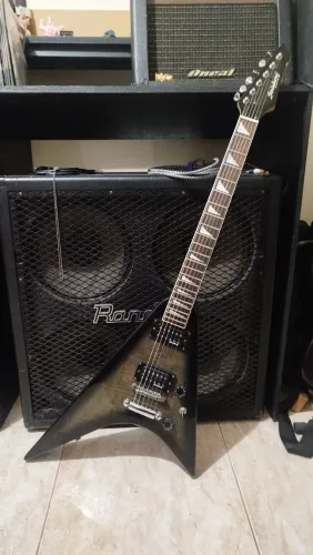 Guitarra Strinberg CLG-45 modelo flying v 