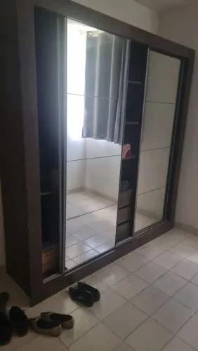 Guarda roupa com portas de correr e espelho