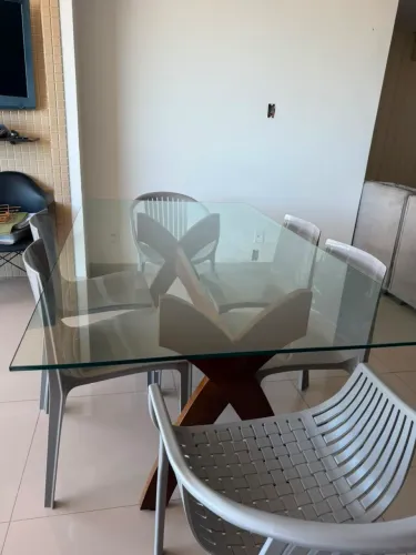 Mesa com designe moderno.