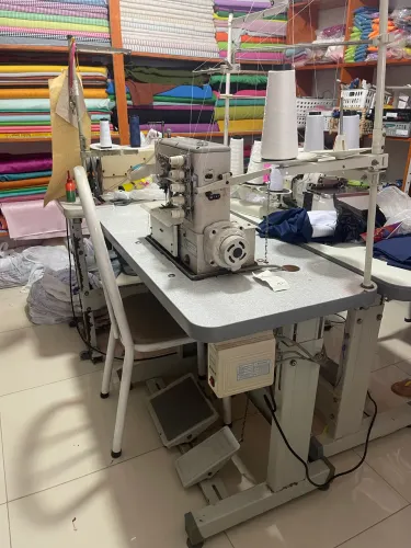 Máquina de costura Overlock Industrial Bracob BC 5000 Completa com Mesa e Motor