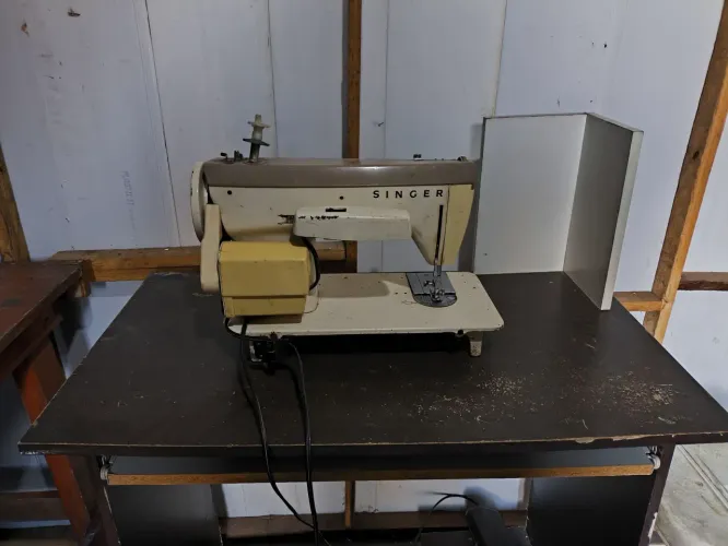 Máquina de costura elétrica Singer 