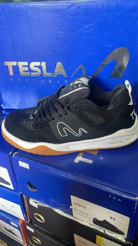 Tênis tesla vários modelos e tamanhos 150.00