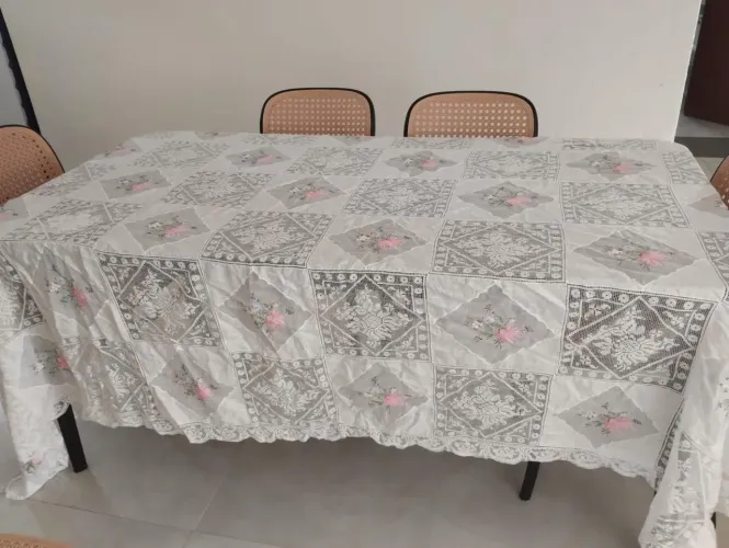 Toalha de renda com bordado. Medidas 2,75X1,80
