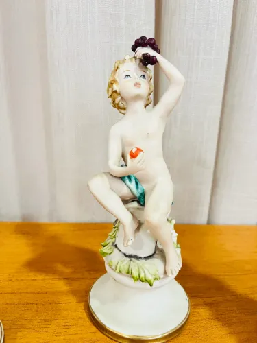 +5 Esta obra é uma estatueta antiga de porcelana europeia