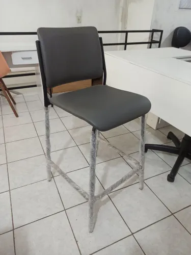 Banqueta na cor cinza estofada