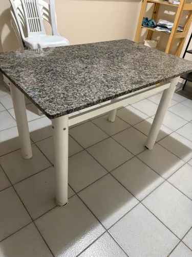 Mesa de Jantar com Tampo de Granito + 4 Cadeiras Brancas