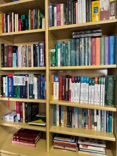 Livros para estudo e coleção - Acompanha o móvel