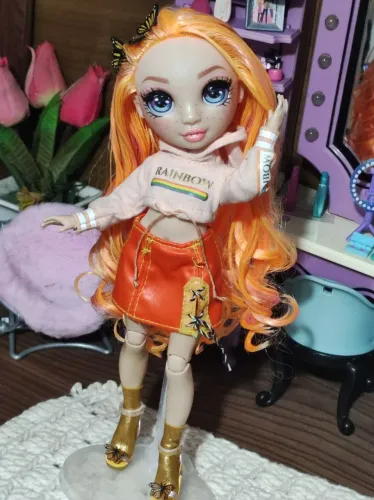 Boneca rainbow high pop