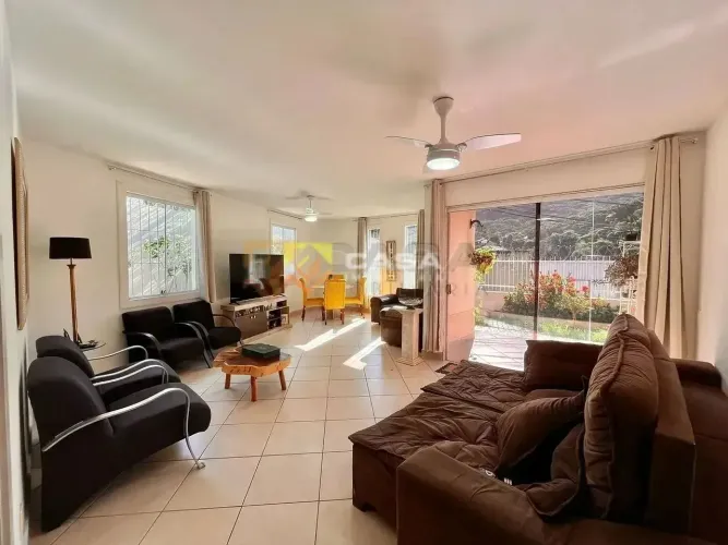 Casa Linear de 3 Quartos com Suíte e Vista para a Pedra dos Olhos em Fradinhos