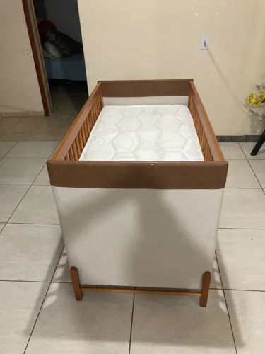 Berço e carrinho de bebê