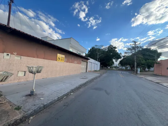 Térrea para venda tem 250 metros quadrados com 3 quartos em Jardim Brasil - Goiânia - GO